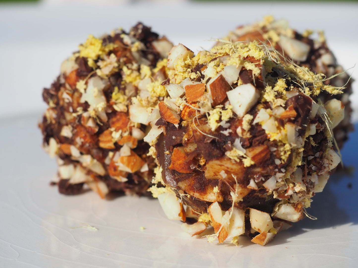 CLARITY – A bite with almonds, fresh ginger, lemon zest and salt, 70% dark chocolate and Reishi