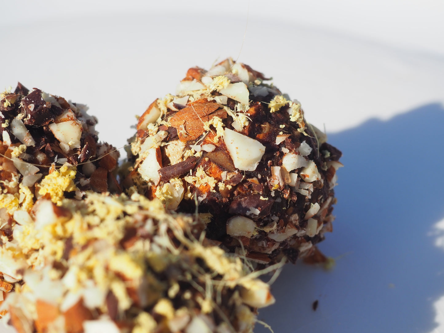 CLARITY – A bite with almonds, fresh ginger, lemon zest and salt, 70% dark chocolate and Reishi