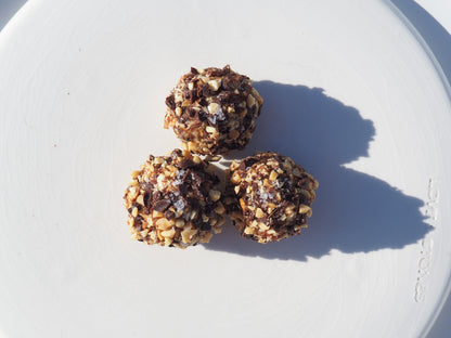 TIME – A bite with peanut, peanut butter, date, salt, 70% dark chocolate and Reishi