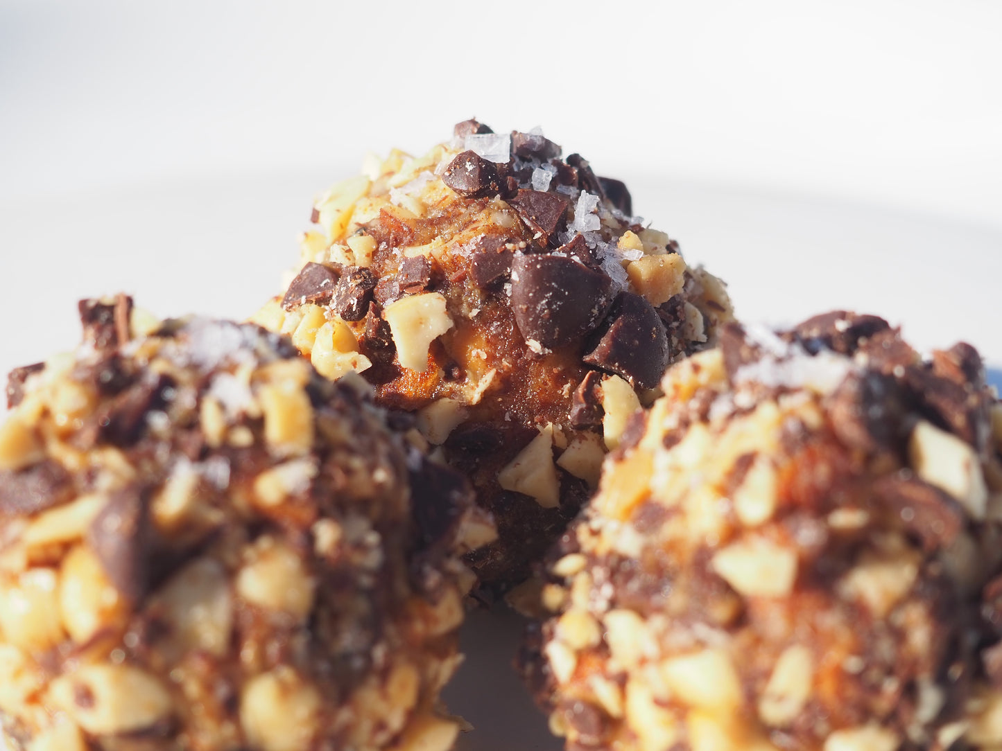 TIME – A bite with peanut, peanut butter, date, salt, 70% dark chocolate and Reishi
