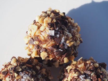TIME – A bite with peanut, peanut butter, date, salt, 70% dark chocolate and Reishi