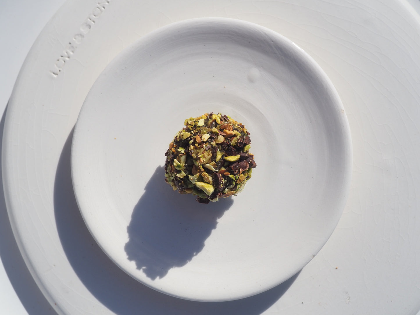 BLISS – A bite with oats, dates, pistachio, almonds, chia seeds, salt, matcha powder and 70% dark chocolate