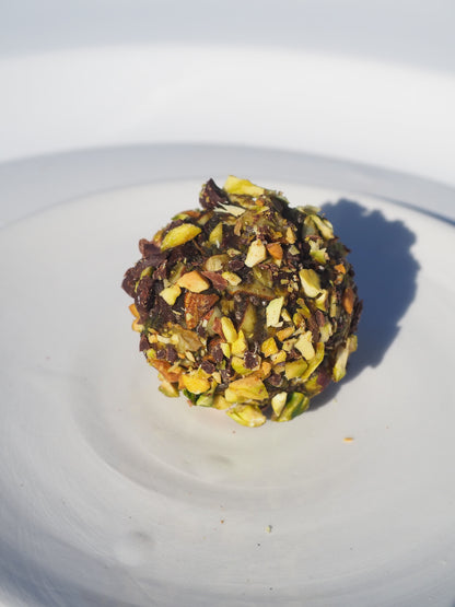 BLISS – A bite with oats, dates, pistachio, almonds, chia seeds, salt, matcha powder and 70% dark chocolate
