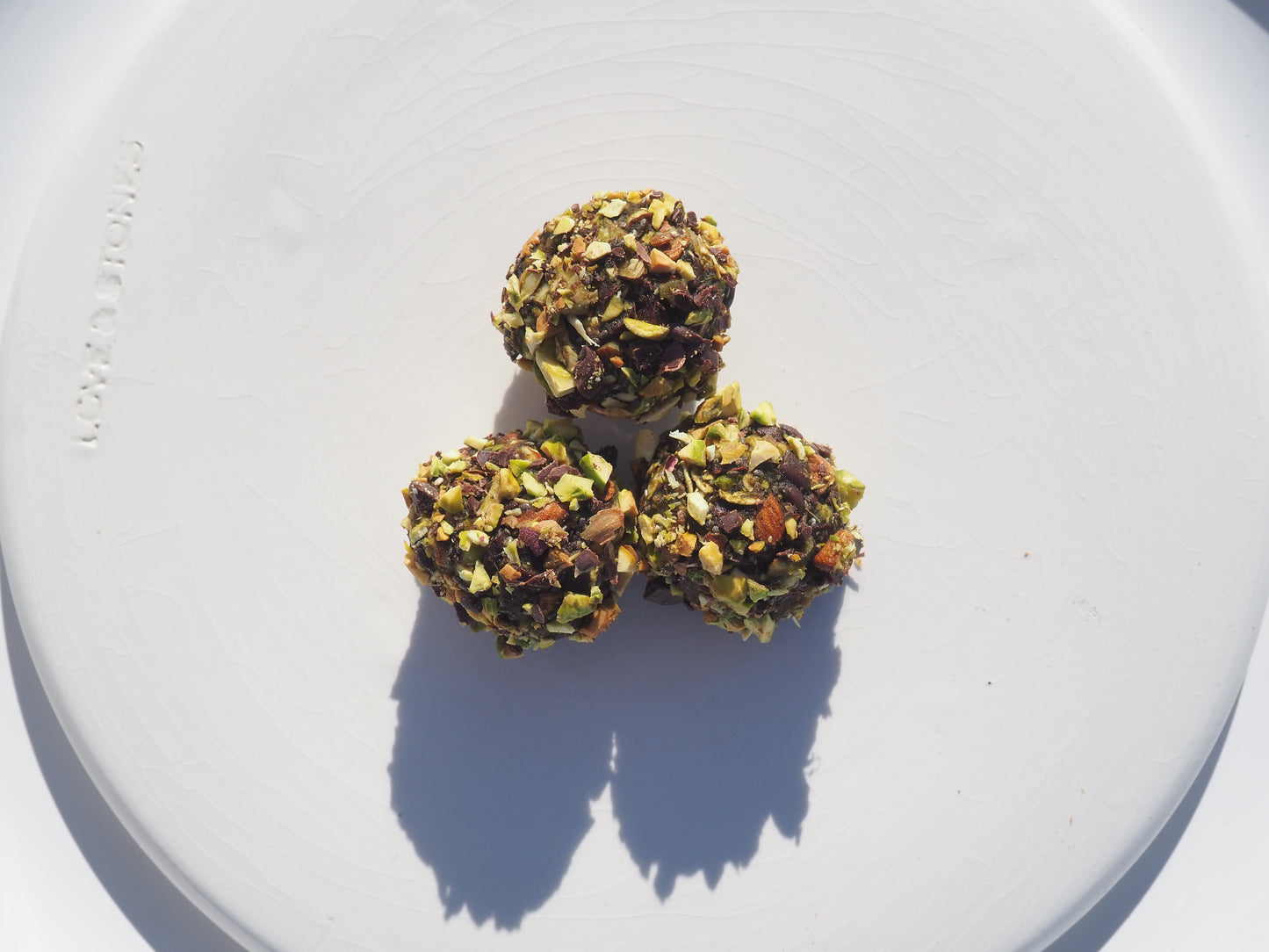 BLISS – A bite with oats, dates, pistachio, almonds, chia seeds, salt, matcha powder and 70% dark chocolate