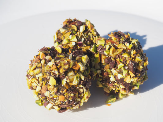 BLISS – A bite with oats, dates, pistachio, almonds, chia seeds, salt, matcha powder and 70% dark chocolate