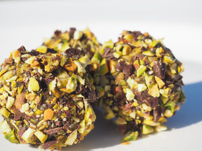 BLISS – A bite with oats, dates, pistachio, almonds, chia seeds, salt, matcha powder and 70% dark chocolate