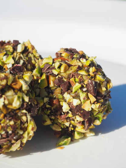 BLISS – A bite with oats, dates, pistachio, almonds, chia seeds, salt, matcha powder and 70% dark chocolate