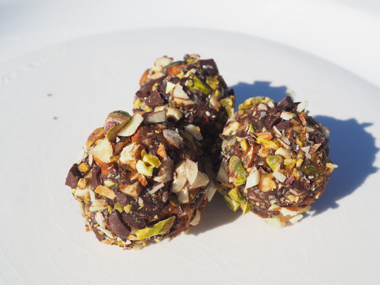 BALANCE – A bite with date, cashew, almonds, pistachio, pumpkin seed, chia seed, salt, 70% dark chocolate and Reishi